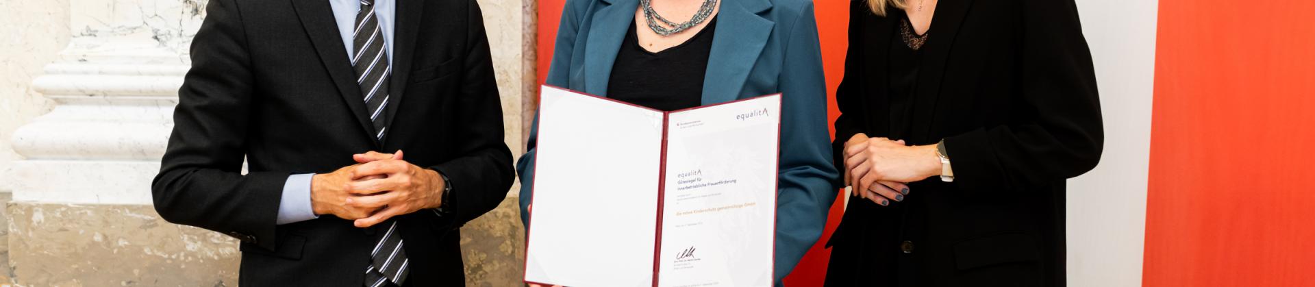 BM Kocher und GS Landrichtinger überreichen equalitA-Urkunde an Hedwig Wölfl equalita-verleihung-bmaw-moewe
