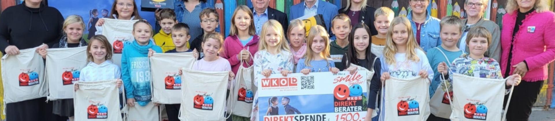 Scheckübergabe für möwe Workshop an VS Friedersbach Direktberater NÖ Scheck Friedersbach die möwe