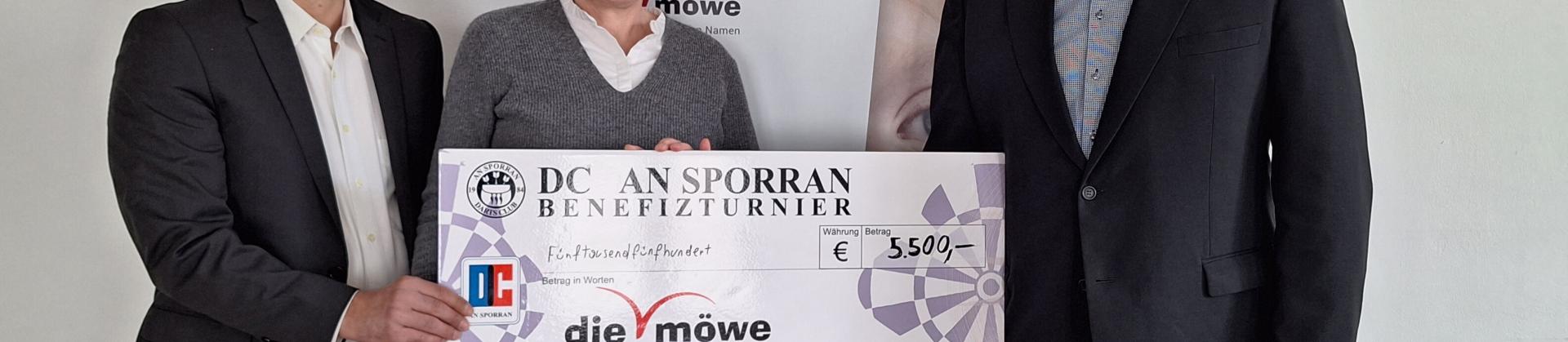 Spendenscheck des Dartclubs An Sporran für die möwe Benefiz-Faschingsturnier An Sporran für die möwe