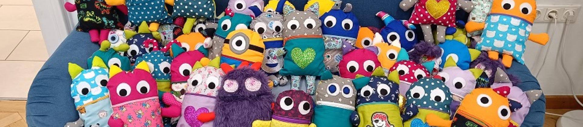 Sorgenfresser von Zurich Community Week für Kinder der möwe Sorgenfresser Kuscheltiere der Zurich Versicherung auf einem Sofa