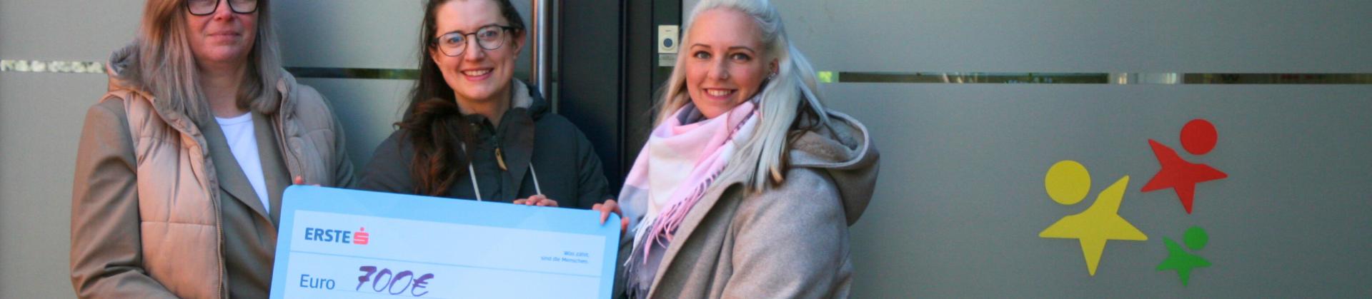 Vertreterinnen des Elternzirkels übergeben den Spendenscheck an die möwe Kindergarten Speisinger Straße Spendenscheck von Kindersachenflohmarkt für die möwe