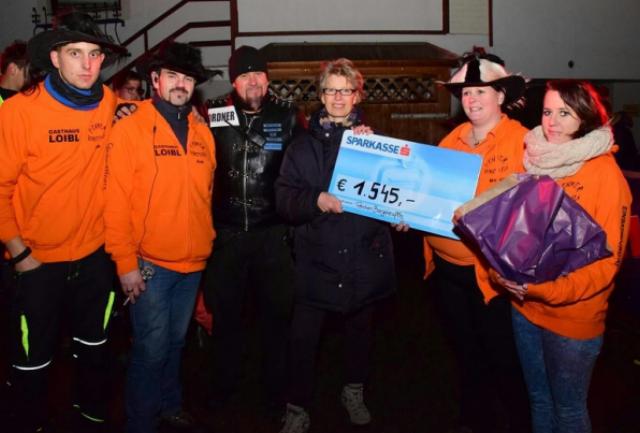 Scheckübergabe Perchtenlauf Neunkirchen