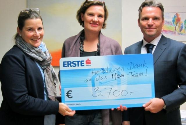 Scheckübergabe ifss charity 2016