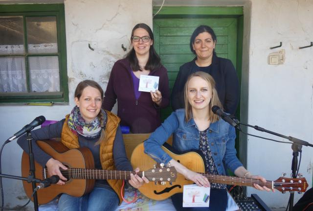 Foto (Copyright-Angabe (C) Elisabeth Vyvadil (NÖN) v. l. n. r: Carina Lorenz, Lena Sattmann (Lenas Auslese Paasdorf), Elena Haas (Kindergartenpädagogin, Liedermacherin), Mag.a Simin Reichel (die möwe Mistelbach)