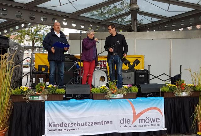 Sportwagentreffen Mistelbach: von l. n. r.:  Veranstalter Christian Lehner, Leiterin KSZ Mistelbach DSA Roswitha Tscherkassky-Koularas, Moderator Reinhard Hirtl