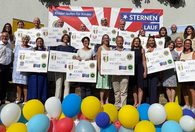 Sternenlauf 2025 Gruppenfoto mit allen Spendenempfängern