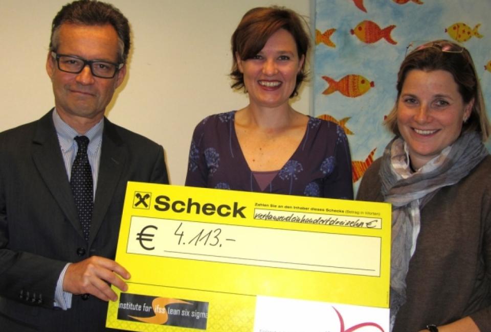 Scheckübergabe ifss charity 2015