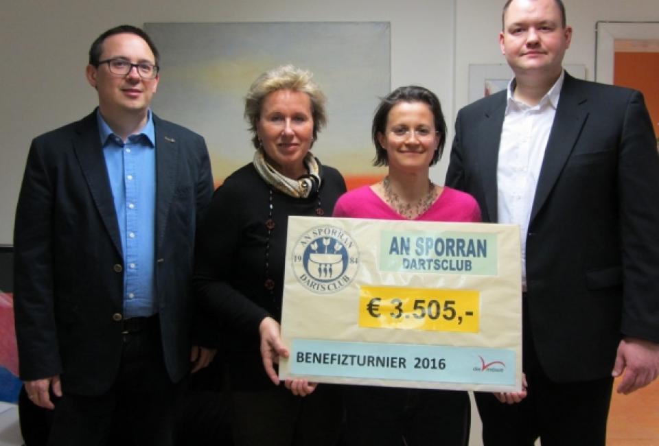Scheckübergabe An Sporran Dartsturnier 2016