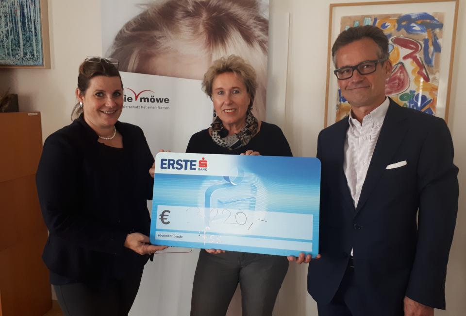 ifss übergibt spendenscheck