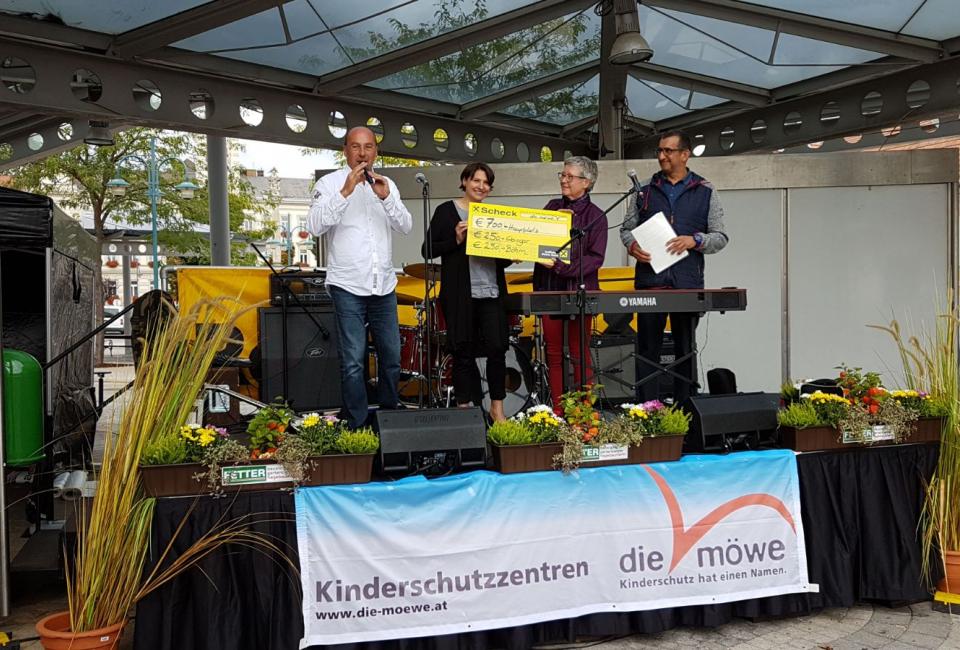 Sportwagentreffen Mistelbach: von l. n. r.:  Veranstalter Christian Lehner, Brigitte Heindl (die möwe), DSA Roswitha Tscherkassky-Koularas (die möwe), Moderator Michael Jedlicka