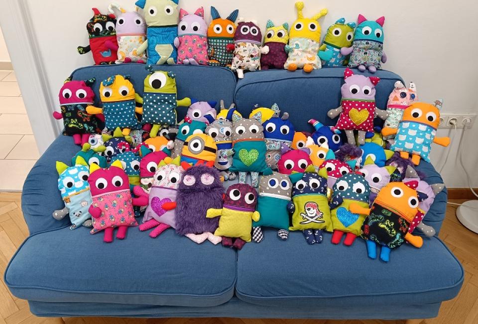 Sorgenfresser Kuscheltiere der Zurich Versicherung auf einem Sofa