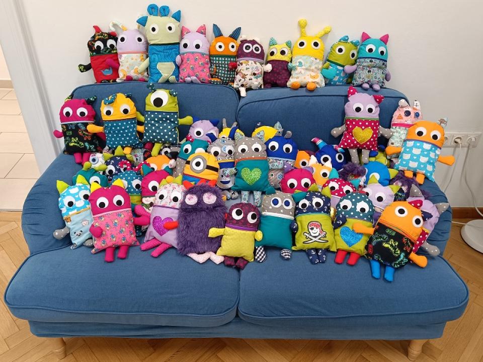 Sorgenfresser Kuscheltiere der Zurich Versicherung auf einem Sofa