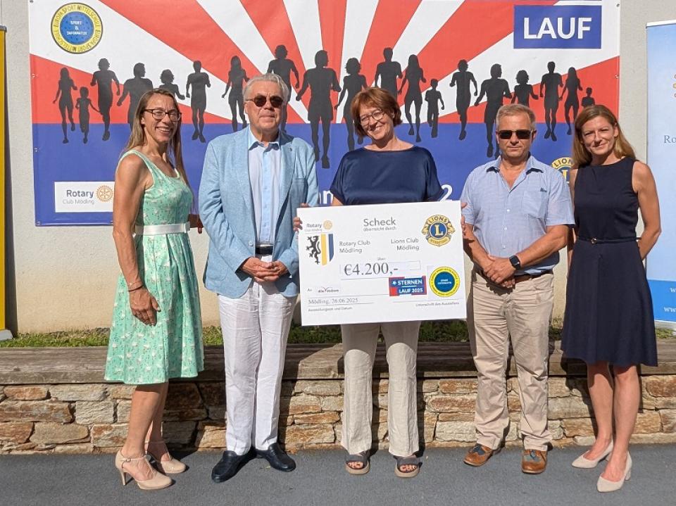 Spendenübergabe an die möwe vom Sternenlauf 2025 in Mödling durch die Europa Sport Mittelschle